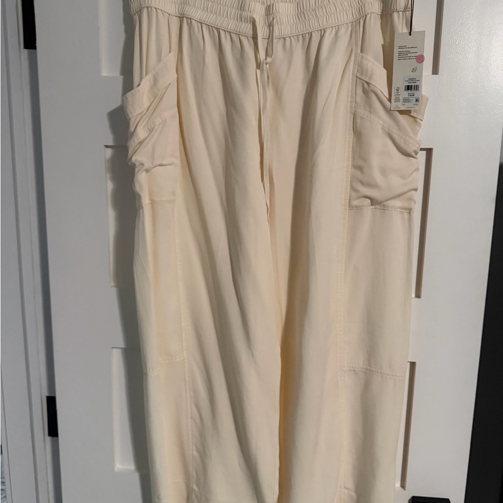 CALIA by Carrie Underwood Light Cream Cropped Pants
